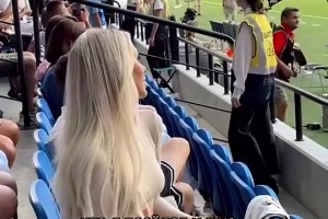 金发大长🦵简直像个洋娃娃，是谁在看台上发现了美人~