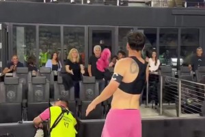 原来是给了妈妈！梅西赛后没有交换球衣，而是给了现场观赛的父母