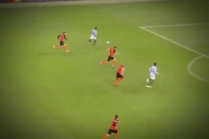 真正的快乐足球！名场面：斯特林被场地绊倒，裁判判罚点球！