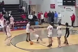 美国青少年篮球赛白人球员种族歧视，遭黑人球员一拳打昏迷😱